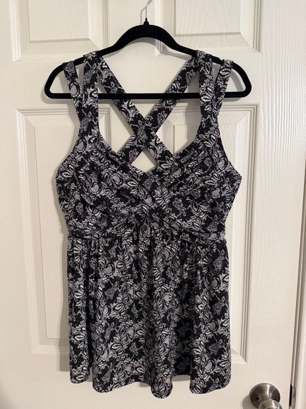 Torrid Black and White Floral Crossback Tank Top